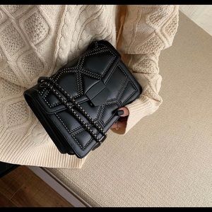 Oliver & Annis: The Cleo